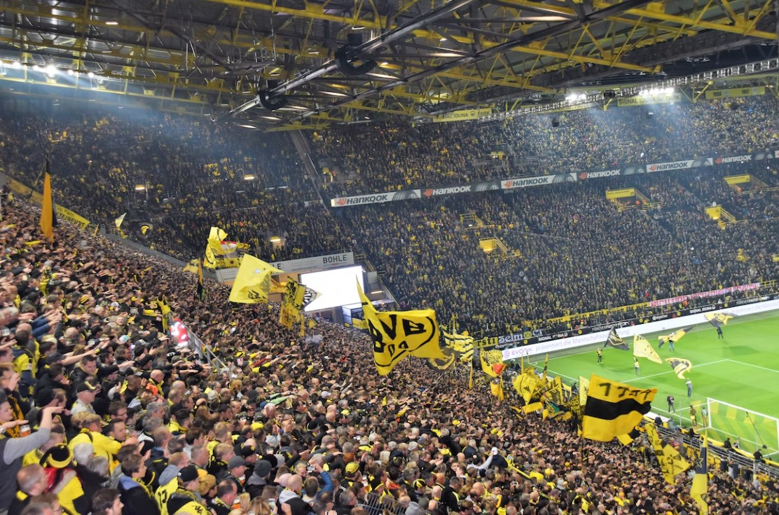 Borussia Dortmunds Aufstieg in den SDAX markiert einen neuen Meilenstein in der Vereinsgeschichte. Wir werfen einen Blick auf die einzigartige Wirtschaftsstrategie, die diesen Aufstieg ermöglichte.