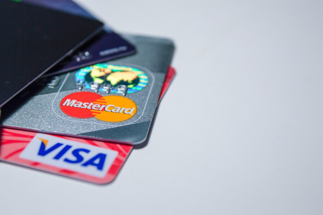 Visa und Mastercard erhöhen die Gebühren für Kartenzahlungen in Großbritannien.