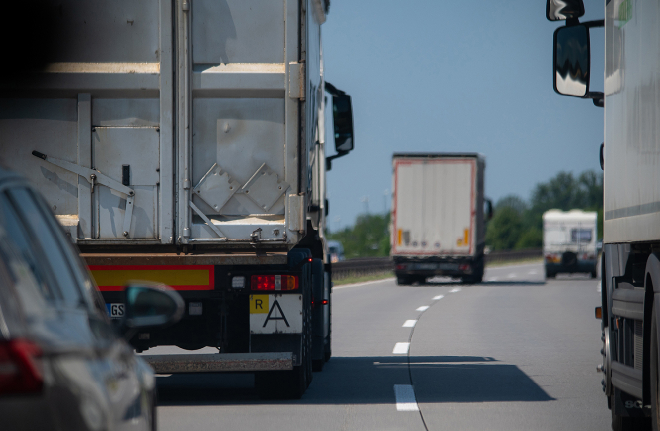 Anhebung ab Dezember soll Kauf von E-Lkws fördern, könnte aber Transportkosten und Verbraucherpreise steigen lassen