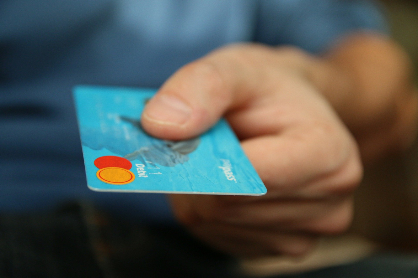Dreiergespann bringt Krypto-basierte Kreditkarte auf den Markt.