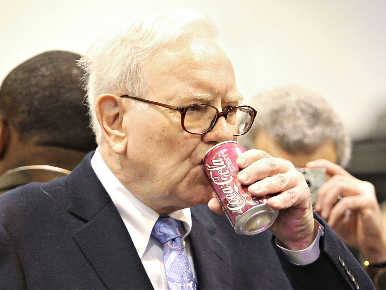Investment-Legende Warren Buffett trinkt nicht nur gern Cola – seine Investmentgesellschaft Berkshire Hathaway ist auch der größte Anteilseigner der Coca-Cola Company. 
