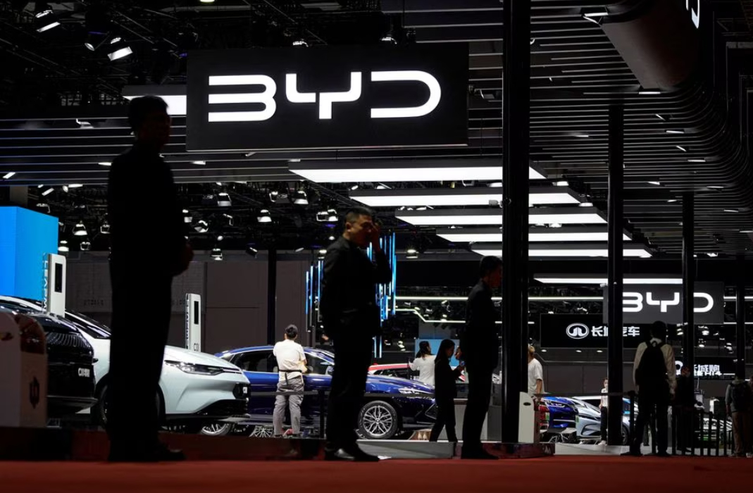 Tesla's Dominanz im E-Auto-Markt wird von Chinas BYD herausgefordert. 