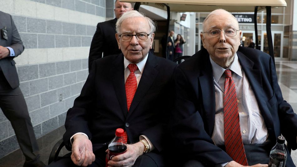 Geburtstagskind Warren Buffett mit seinem langjährigen Freund und Geschäftspartner Charlie Munger (98). 