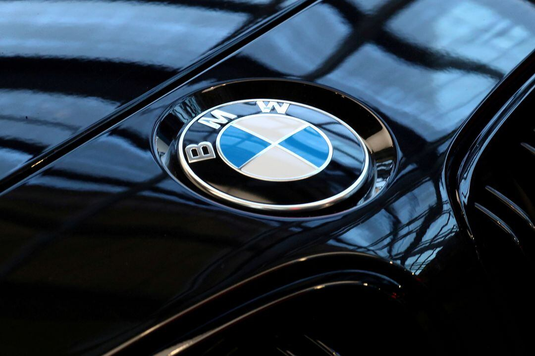 BMW schrieb 2023 Umsatzrekorde und will gemeinsam mit Amazon KI ins Auto bringen. 