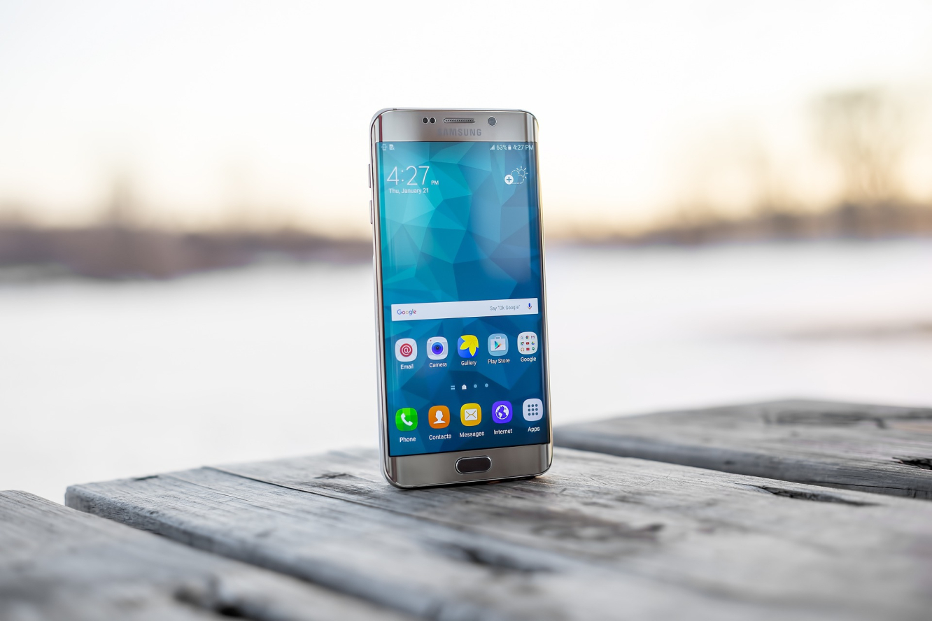 Samsung - Ein weiterer Big Player mit starken Ambitionen hinsichtlch KI-Integration und Speicherchips.