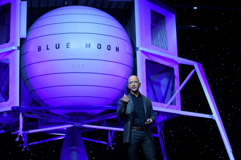 2021 musste Amazon-CEO Bezos bei der Bewerbung um den Bau einer Mondlandefähre eine herbe Niederlage einstecken, nun darf sein Unternehmen Blue Origin doch ran.