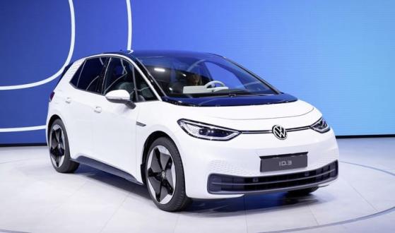 VW-Aktie mit 3 frischen Elektroauto-News: So will Volkswagen an Tesla vorbeiziehen