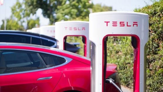 Tesla-Aktie: 1 Rekord, 1 Dämpfer und die Twitter-Aktie